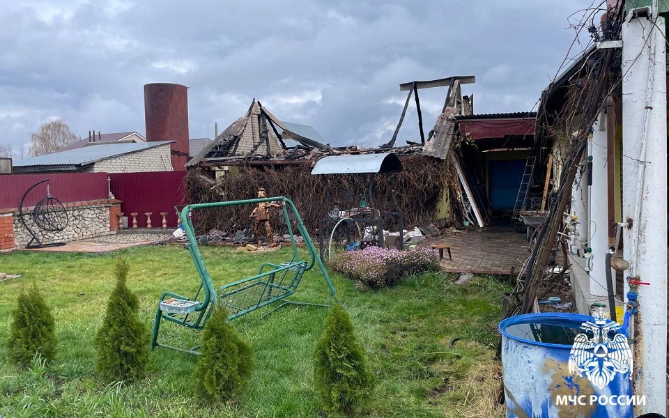 В Агро-Пустыни 10 человек тушили горящую постройку - 62ИНФО В Агро-Пустыни 10 человек тушили горящую постройку - 62ИНФО