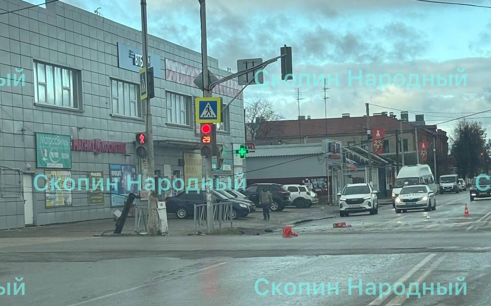 Мужчина сломал ключицу в аварии с двумя легковушками в Скопине - 62ИНФО Мужчина сломал ключицу в аварии с двумя легковушками в Скопине - 62ИНФО