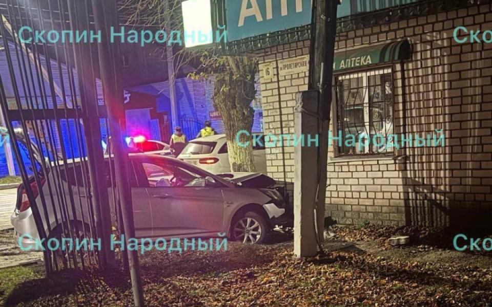 Легковушка врезалась в аптеку в Скопине - 62ИНФО Легковушка врезалась в аптеку в Скопине - 62ИНФО