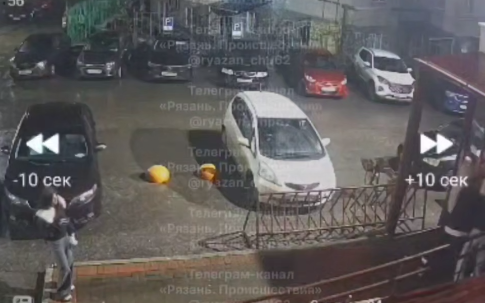 Молодых людей засняли за вандализмом в Дашково-Песочне в Рязани - 62ИНФО Молодых людей засняли за вандализмом в Дашково-Песочне в Рязани - 62ИНФО