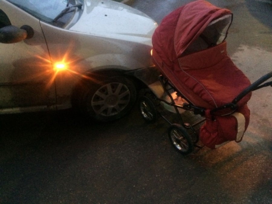 Сбил коляску с ребенком. Машина наезжает на коляску.