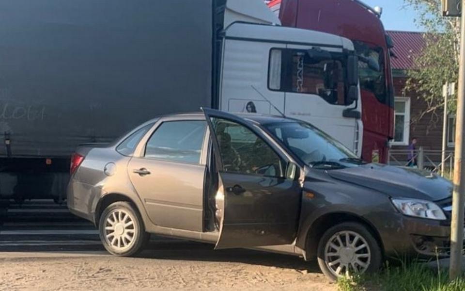 В Шацке грузовик не заметил светофор и врезался в легковушку — новости ...