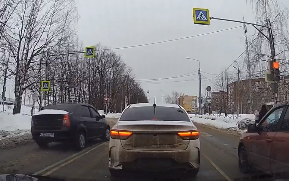 В Рязани Renault Logan проехал по встречной полосе на «красный»  - 62ИНФО В Рязани Renault Logan проехал по встречной полосе на «красный»  - 62ИНФО