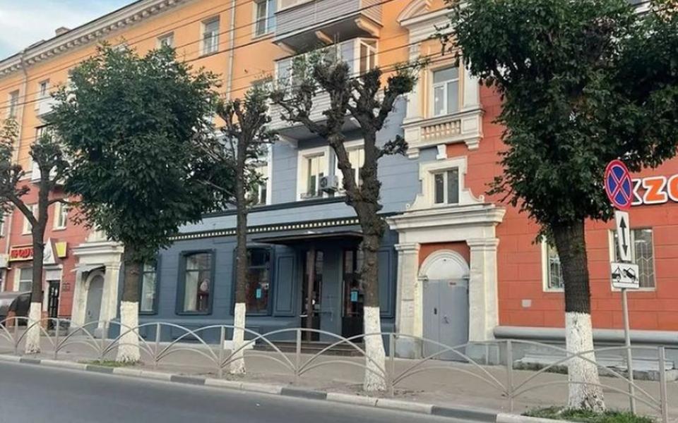 Мэрия подала в суд на салон красоты после покраски части здания в ...