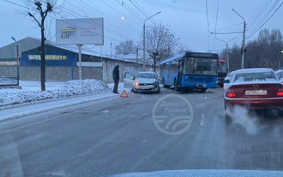 В центре Рязани произошло ДТП с автобусом - 62ИНФО В центре Рязани произошло ДТП с автобусом - 62ИНФО