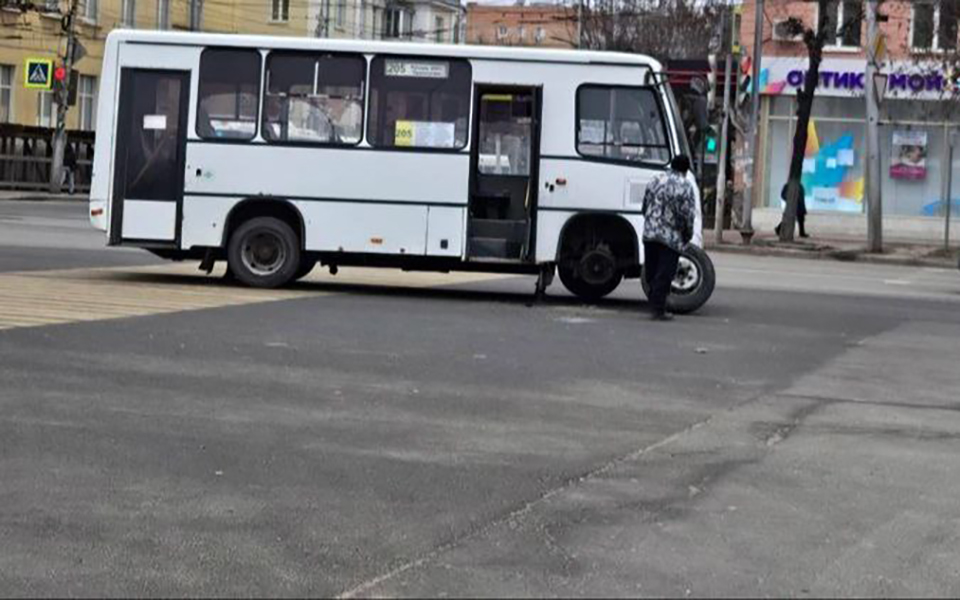 В Рязани у междугороднего автобуса отвалилось колесо - 62ИНФО В Рязани у междугороднего автобуса отвалилось колесо - 62ИНФО