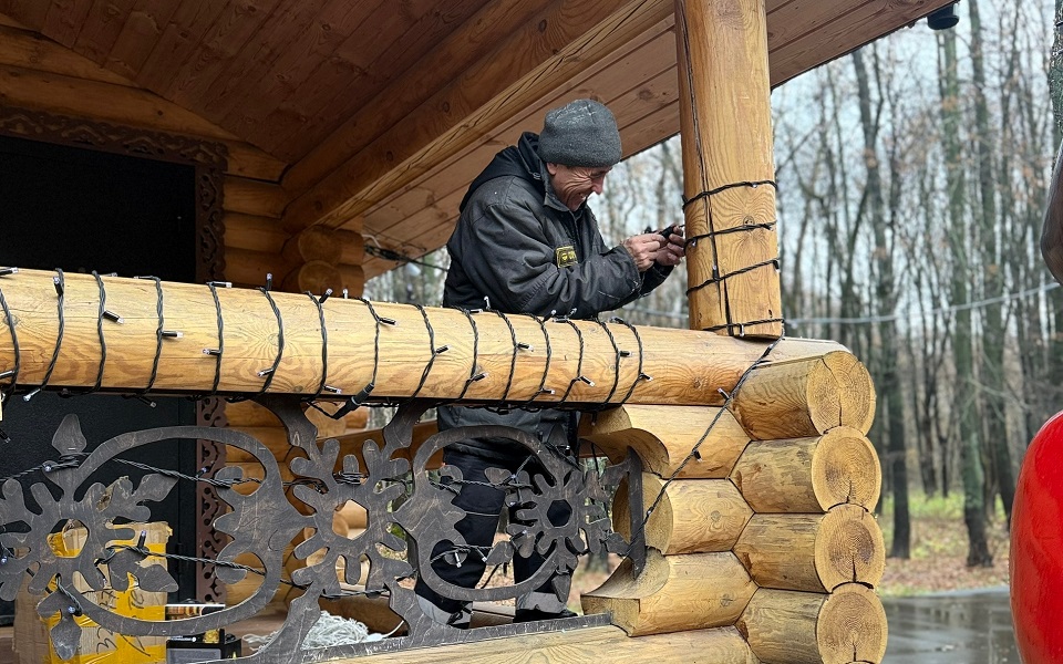 В Рязани Лесопарк украшают в Новому году - 62ИНФО В Рязани Лесопарк украшают в Новому году - 62ИНФО
