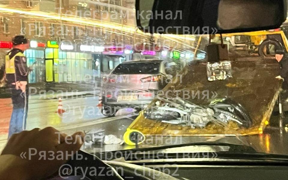 Мотоциклист попал в аварию у площади Победы в ночь на 26 октября - 62ИНФО Мотоциклист попал в аварию у площади Победы в ночь на 26 октября - 62ИНФО