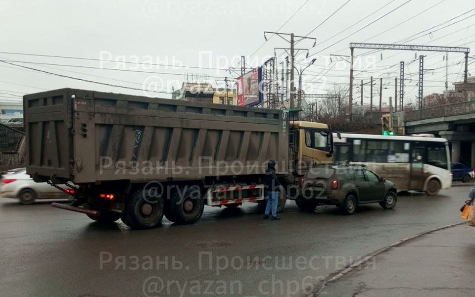 В Рязани на Московском шоссе столкнулись легковое авто и грузовик - 62ИНФО В Рязани на Московском шоссе столкнулись легковое авто и грузовик - 62ИНФО