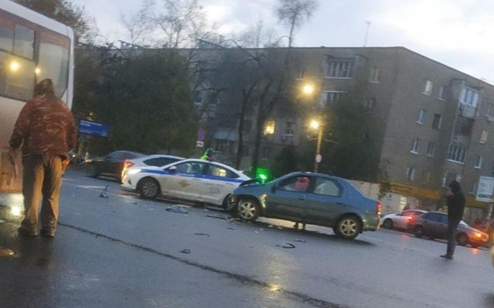 Маршрутка попала в аварию на улице Черновицкой в Рязани - 62ИНФО Маршрутка попала в аварию на улице Черновицкой в Рязани - 62ИНФО