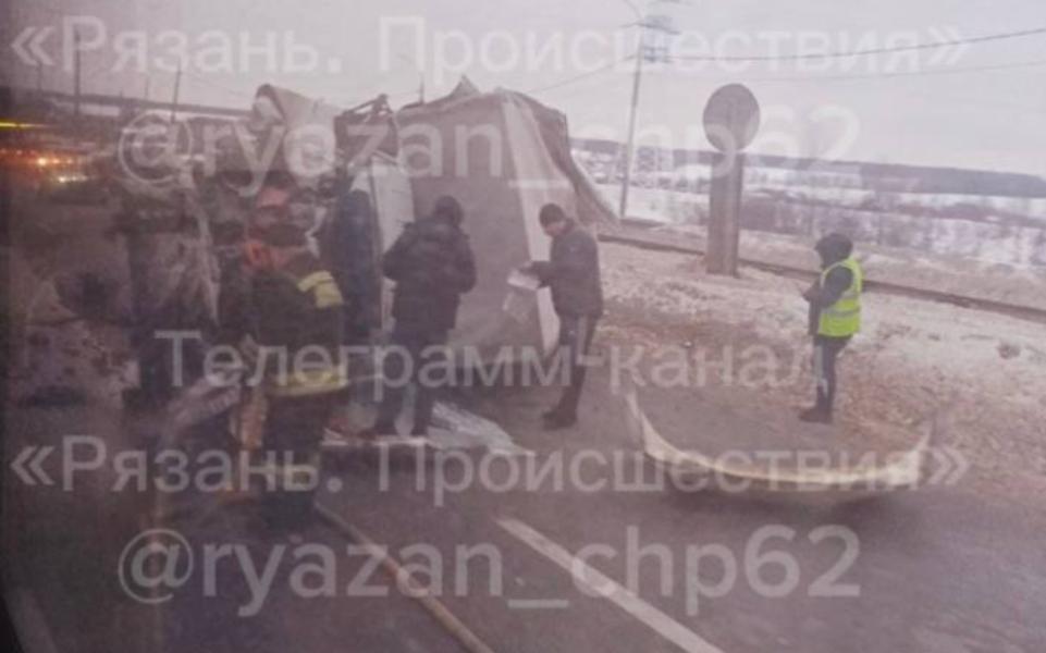 В Рязанском районе опрокинулся грузовик - 62ИНФО В Рязанском районе опрокинулся грузовик - 62ИНФО