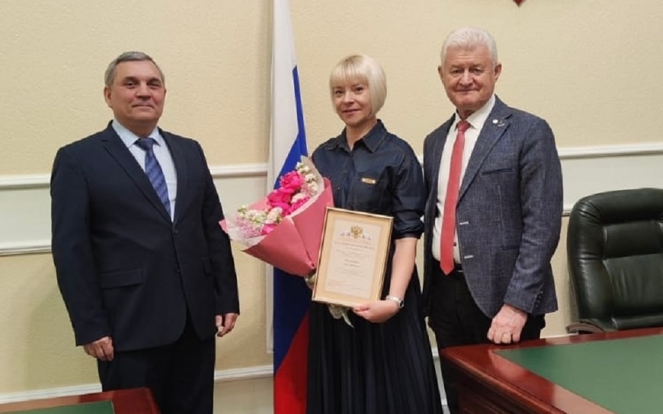 Врач ОКБ имени Семашко Анна Прозорова награждена в преддверии Дня народного единства - 62ИНФО Врач ОКБ имени Семашко Анна Прозорова награждена в преддверии Дня народного единства - 62ИНФО