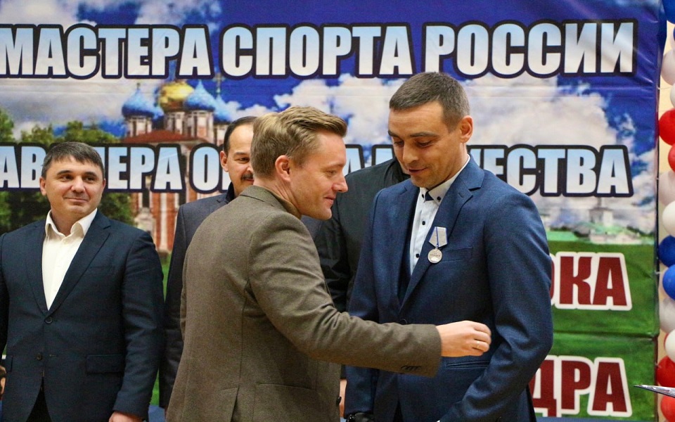 Денис Боков вручил медаль "За отвагу" участнику проекта "Герои62" Петру Рябову - 62ИНФО Денис Боков вручил медаль "За отвагу" участнику проекта "Герои62" Петру Рябову - 62ИНФО
