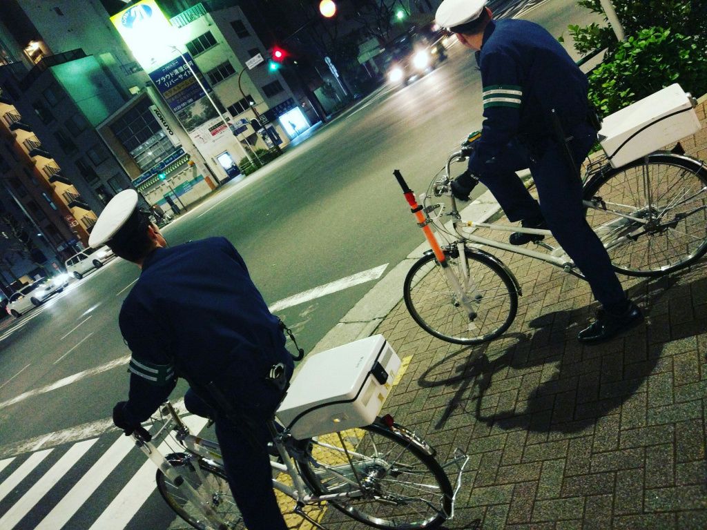 Японские полицейские на велосипедах