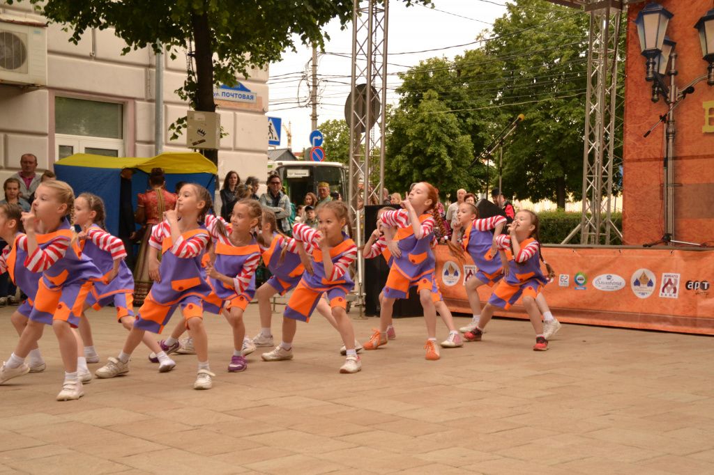 День России_Дети танцуют