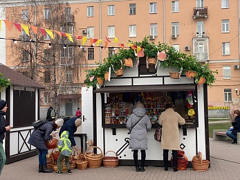 Рязанцы покупают на Пасхальной ярмарке куличи, мёд и корзины