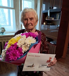 Депутат Рязанской гордумы поздравил со столетием ветерана Раису Бушуеву