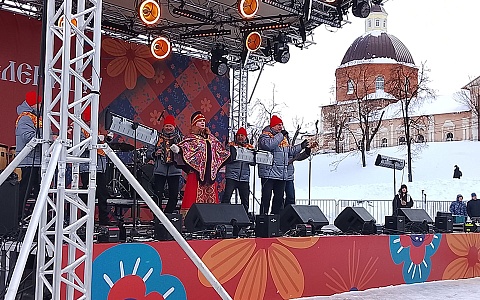 В центре Рязани развернулись масленичные гуляния