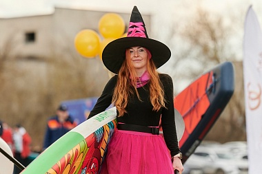 Русские красавицы и розовые фламинго: фото сап-фестиваля "Рязанское море"