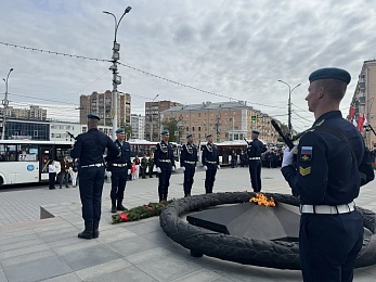 В Рязани в 9 Мая на площади Победы возложили цветы к Вечному огню
