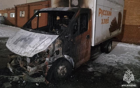 Грузовик для перевозки хлеба вспыхнул в Рязани