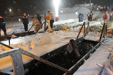 В Рязани 1 500 человек окунулись в Ореховом озере в Крещение