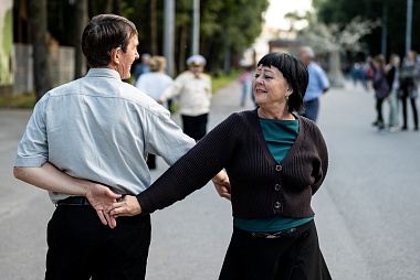 В Рязани в Лесопарке танцуют за активное долголетие - 62ИНФО В Рязани в Лесопарке танцуют за активное долголетие