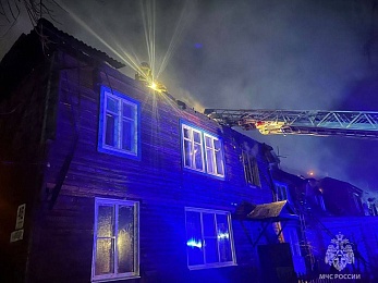 МЧС: пожар двухэтажного дома на Лесопарковой в Рязани тушили 39 человек