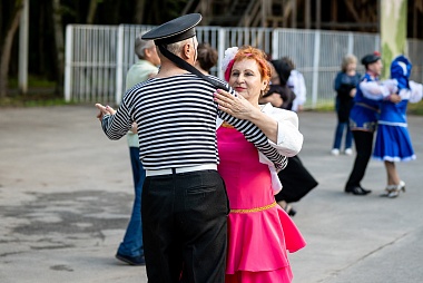 В Рязани в Лесопарке танцуют за активное долголетие - 62ИНФО В Рязани в Лесопарке танцуют за активное долголетие