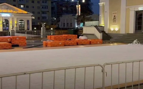 На Рязанской ВДНХ начался монтаж катка
