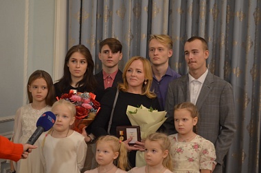 Губернатор Павел Малков поздравил многодетных с Днём матери