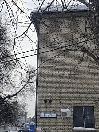 Рязанка пожаловалась на глыбы снега и льда на крыше в центре города