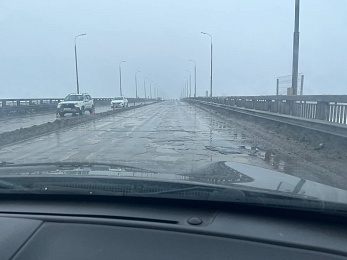 Яма на яме: на Солотчинском мосту асфальт продолжает сходить со снегом