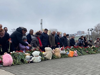 В Рязани прошел траурный митинг в память жертв теракта в "Крокусе" - 62ИНФО В Рязани прошел траурный митинг в память жертв теракта в "Крокусе"