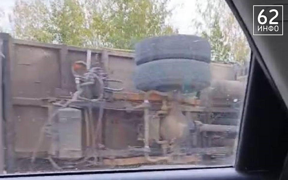 У поворота на Солотчу перевернулся мусоровоз - 62ИНФО