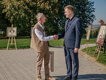 К 130-летию Есенина ГК «Зелёный сад - наш дом» подарила музею в Константинове цикл картин