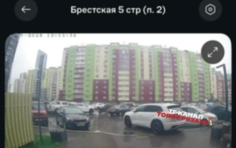 В Рязани телевизор упал с 14-го этажа на автомобиль