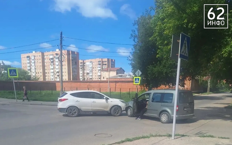 В Рязани две машины столкнулись на перекрестке улиц Либкнехта и Затинной - 62ИНФО