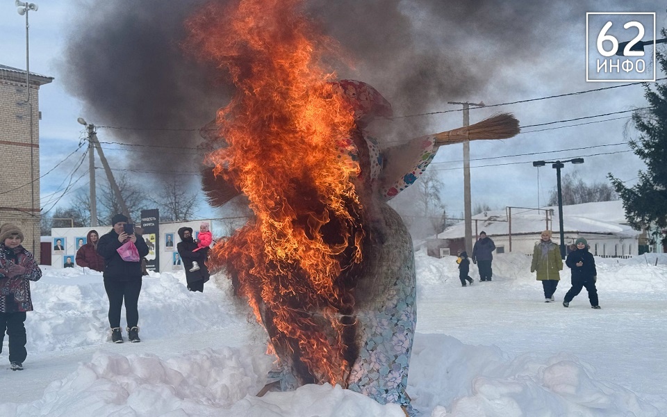 Жгли чучело и лазили на столб: в Рязанской области отметили Масленицу - 62ИНФО