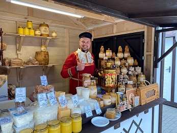 Рязанцы покупают на Пасхальной ярмарке куличи, мёд и корзины