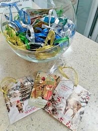 Елку в перинатальном центре наряжают всем миром