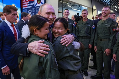 Путин посетил первый филиал НЦ «Россия» во Владивостоке