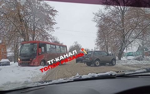 На окраине Рязани маршрутка попала в ДТП