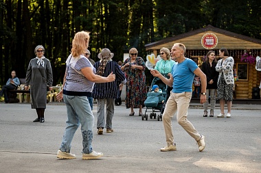 В Рязани в Лесопарке танцуют за активное долголетие - 62ИНФО В Рязани в Лесопарке танцуют за активное долголетие