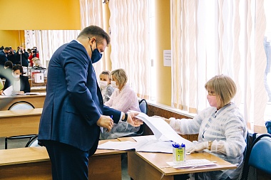 Губернатор Николай Любимов проголосовал на выборах в Госдуму - 62ИНФО Губернатор Николай Любимов проголосовал на выборах в Госдуму