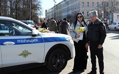 Рязанские инспекторы ДПС поздравляют женщин с 8 марта