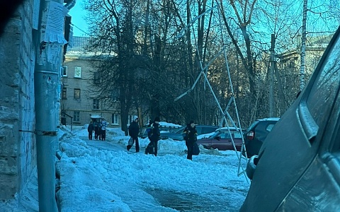 В Рязани снег с крыши дома у школы рухнул вместе с ограждением