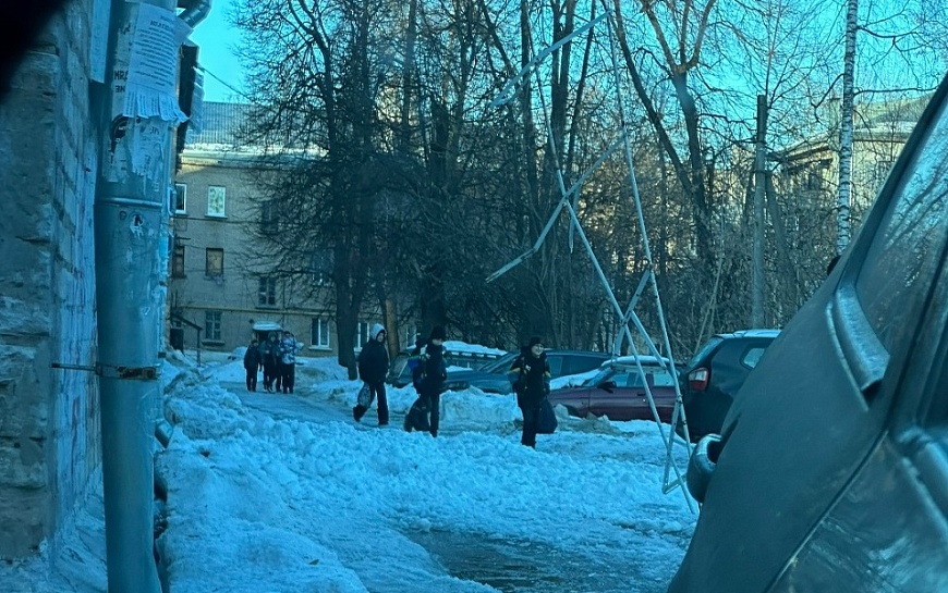 В Рязани снег с крыши дома у школы рухнул вместе с ограждением