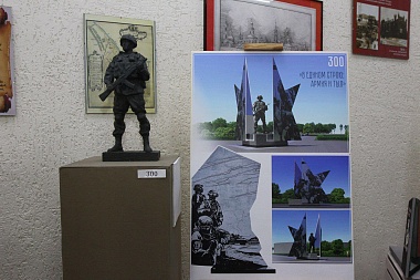 Виталий Артемов ознакомился с эскизами Монумента памяти и славы