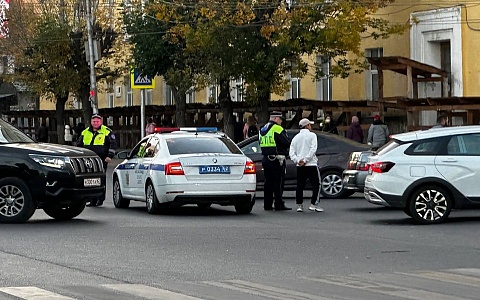 Скромное ДТП остановило движение у Театральной Рязани Скромное ДТП остановило движение у Театральной Рязани